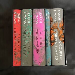 Hardcover boxes  A court of thorns and roses by Sarah J Maas